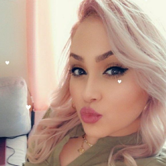 Profile Picture of Janitza Burgos (@janitzanicolett) on Poshmark