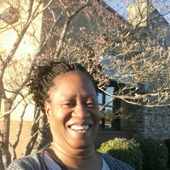 Profile Picture of Dana Shivers (@dekela) on Poshmark