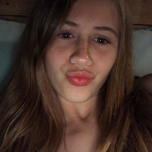 Profile Picture of Hannah Dahlhoff (@hannahdahlhoff5) on Poshmark