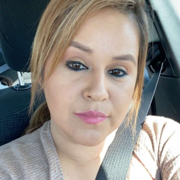 Profile Picture of Beverly Martinez (@bevlove) on Poshmark