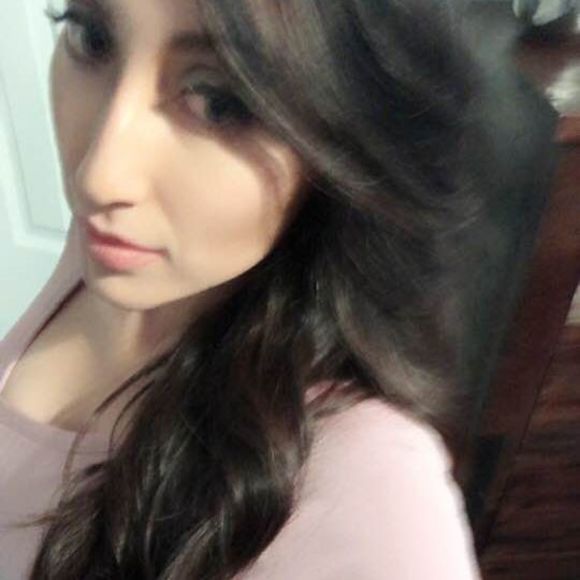 Profile Picture of Ale Renovato (@alerenovato) on Poshmark