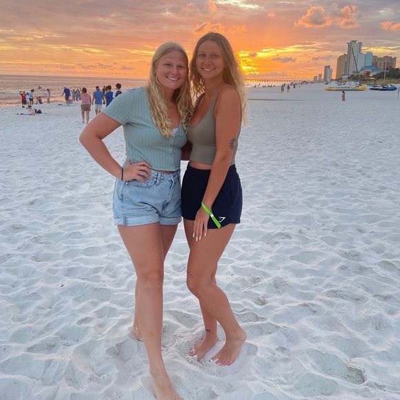 Profile Picture of Bailey Keating (@heyitsbayyy) on Poshmark