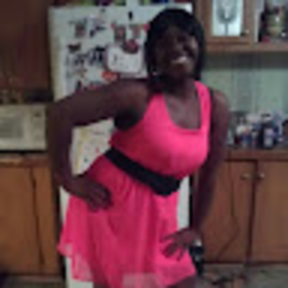 Profile Picture of Clarissa Webb (@clarissawebb02) on Poshmark