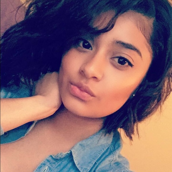 Profile Picture of Bianca Machuca (@beexv_) on Poshmark
