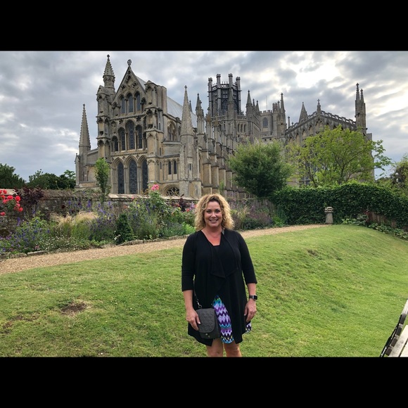 Profile Picture of Jennifer Mentink (@jencurly) on Poshmark