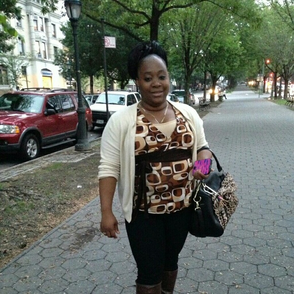 Profile Picture of Lucia Placide (@shakeianna) on Poshmark