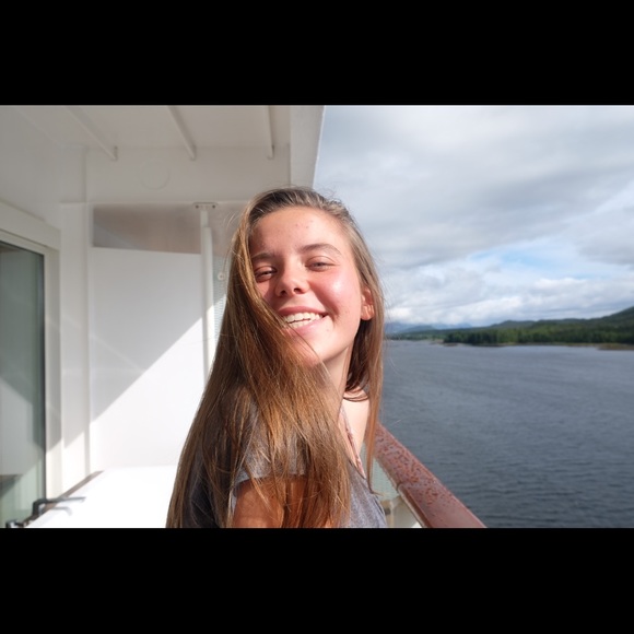 Profile Picture of Anais Goubert (@anagoub) on Poshmark