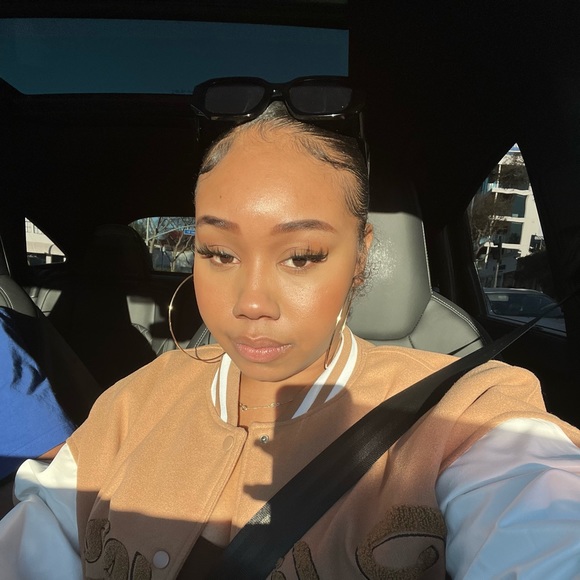 Profile Picture of Cynara Lightfoote (@ohcynara) on Poshmark