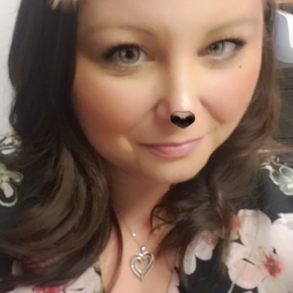 Profile Picture of Amanda Dellostritto (@adellostritto) on Poshmark