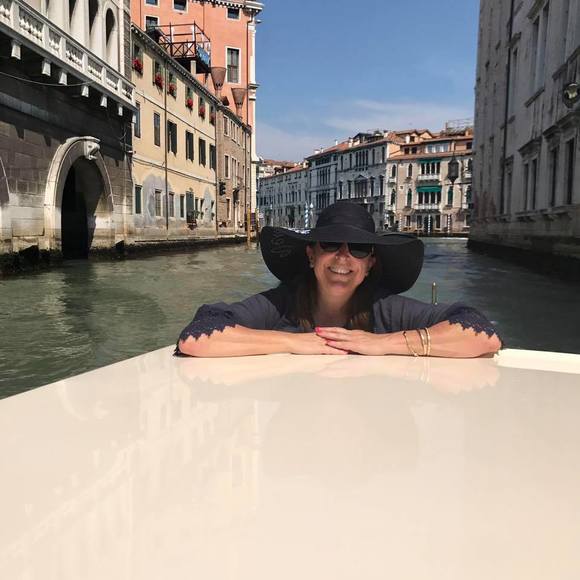 Profile Picture of Joanette Chiuchiarelli (@joanettemfc) on Poshmark