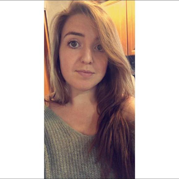 Profile Picture of Ashley Geyer (@ashleygeyer) on Poshmark