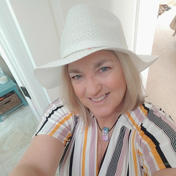 Deborah Sivret - Poshmark Profile Picture of Deborah Sivret (@dsivret) on Poshmark