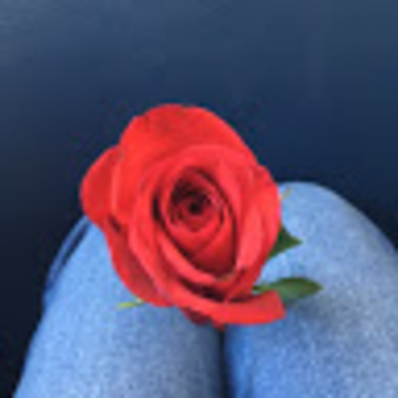 Profile Picture of Eva Bloom (@bloo765) on Poshmark