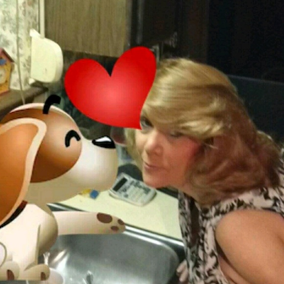 Profile Picture of Joan Burda (@onelittlejoni) on Poshmark