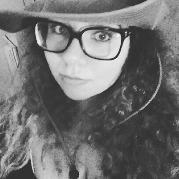 Profile Picture of Ashley Kochanowski (@fluffyhippo) on Poshmark