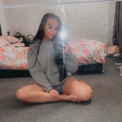 Profile Picture of Aimee (@ALWalker0) on Twitter