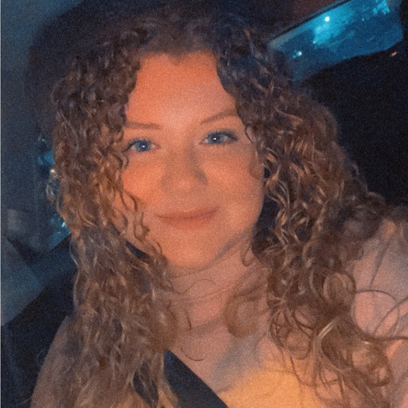 Profile Picture of Julia Campbell (@juliakarinne00) on Poshmark
