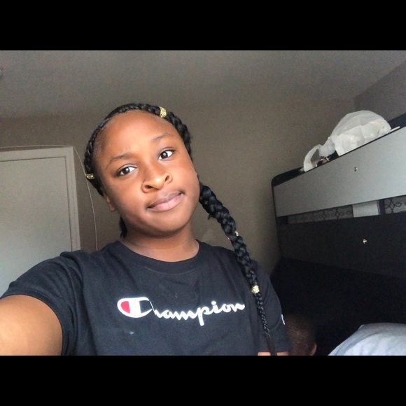 Profile Picture of Autumn Faulkner (@autumnmoney) on Poshmark