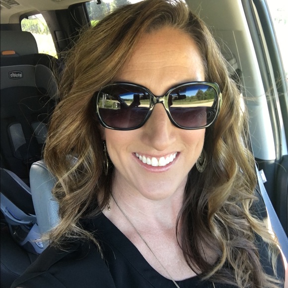 Profile Picture of Lisa Holthaus (@lisaholthaus) on Poshmark