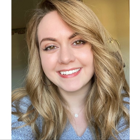 Profile Picture of Erin Matthews (@erin_m19) on Poshmark