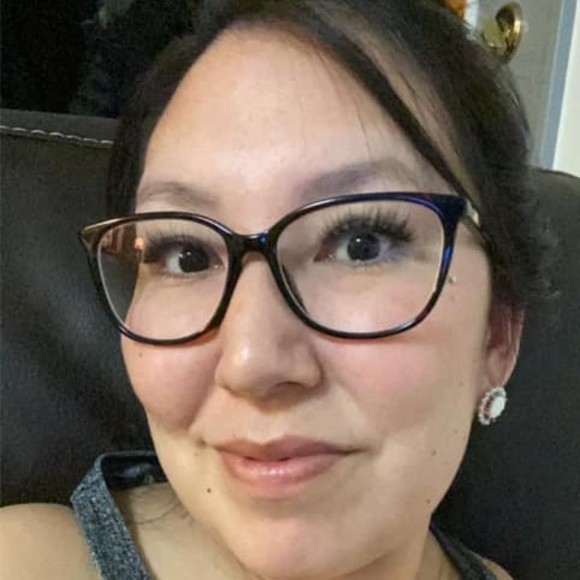 Profile Picture of Vivian Andrews (@vandrews907) on Poshmark