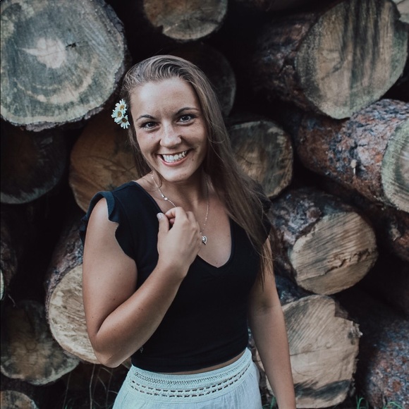 Adeline Konold - Poshmark Profile Picture of Adeline Konold (@adelinekonold) on Poshmark