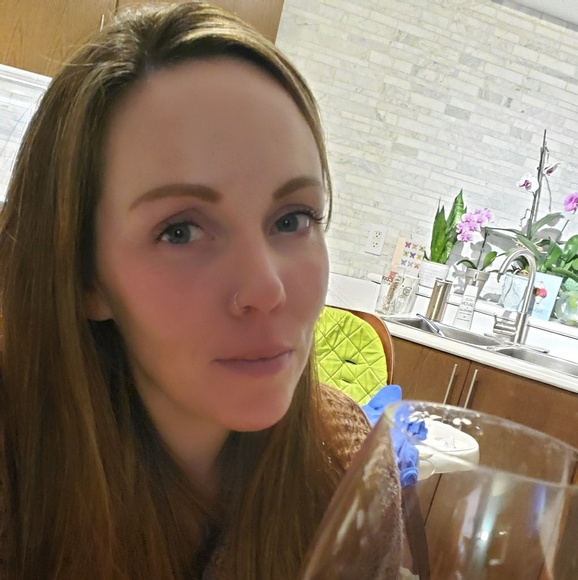 Profile Picture of Vicky Valleau (@vickyellis37) on Poshmark