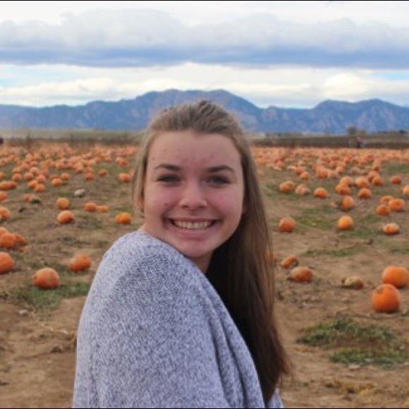 Profile Picture of Olivia Hinton (@liv_hinton) on Poshmark