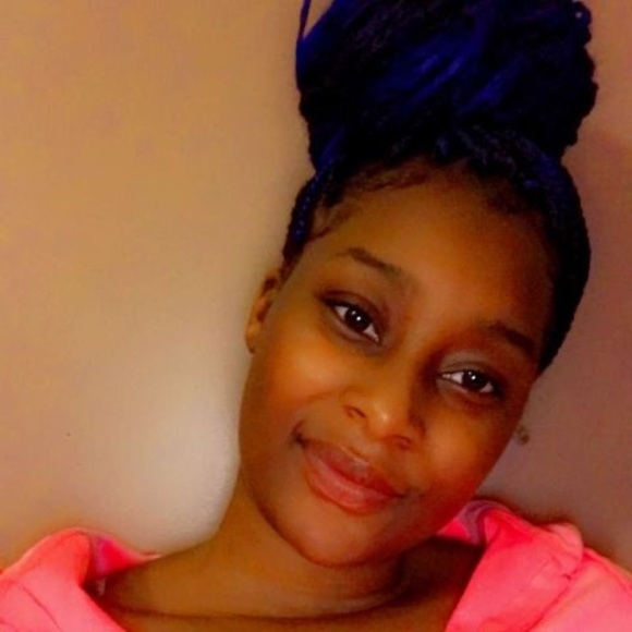 Profile Picture of Sedraniq Simone (@sedraniqsimone) on Poshmark