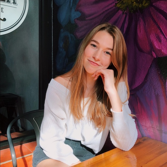 Profile Picture of Julia Larson (@juliaclar) on Poshmark