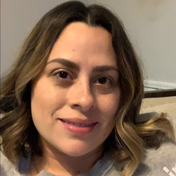 Profile Picture of Noemi Arraya (@narraya) on Poshmark