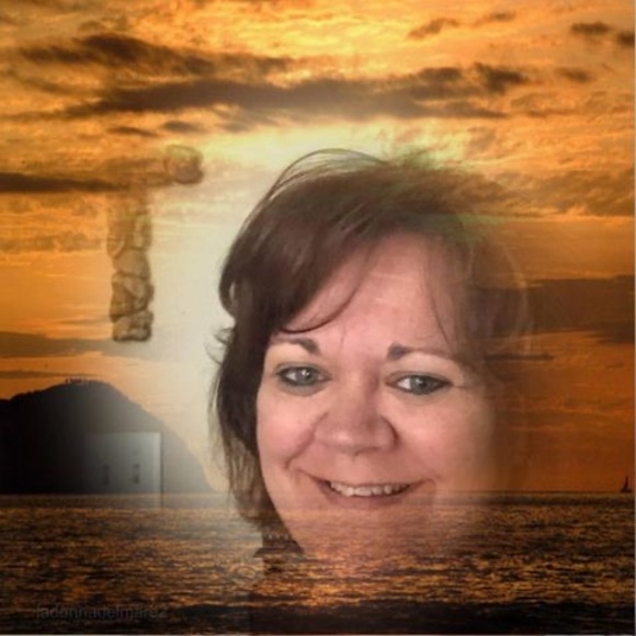 Profile Picture of Kim Humphreys (@kgforevrnuts) on Poshmark
