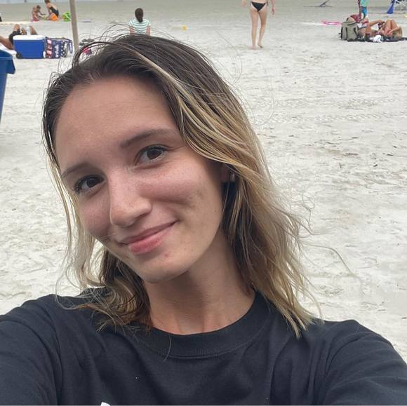 Profile Picture of Crystal Astorga (@crystal_astorga) on Poshmark