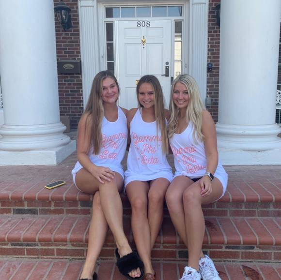Profile Picture of Sara Mocker (@smock9) on Poshmark