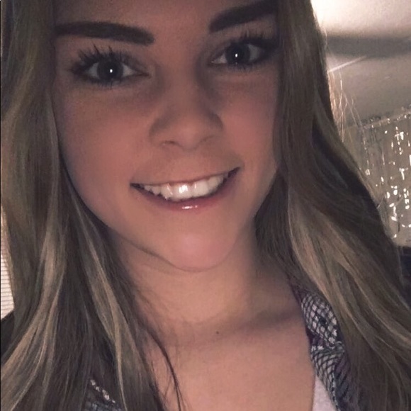 Profile Picture of Lorryn Allen (@lorrynallen) on Poshmark