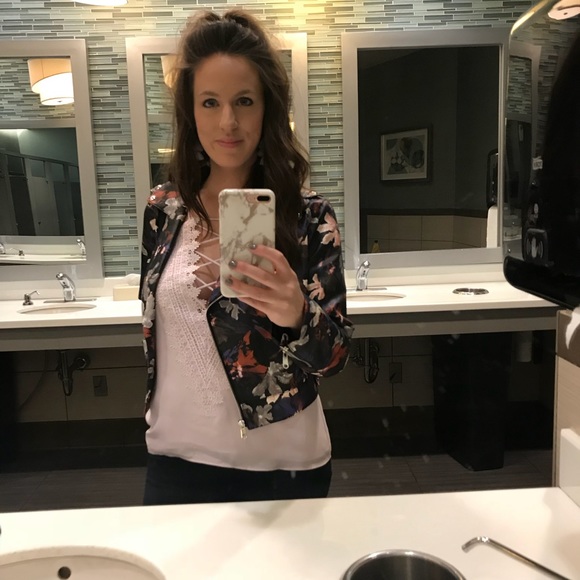 Profile Picture of Jessica Kuno (@jeskun) on Poshmark