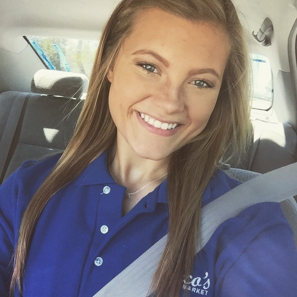 Profile Picture of Skylinn Ladner (@skylinn1) on Poshmark