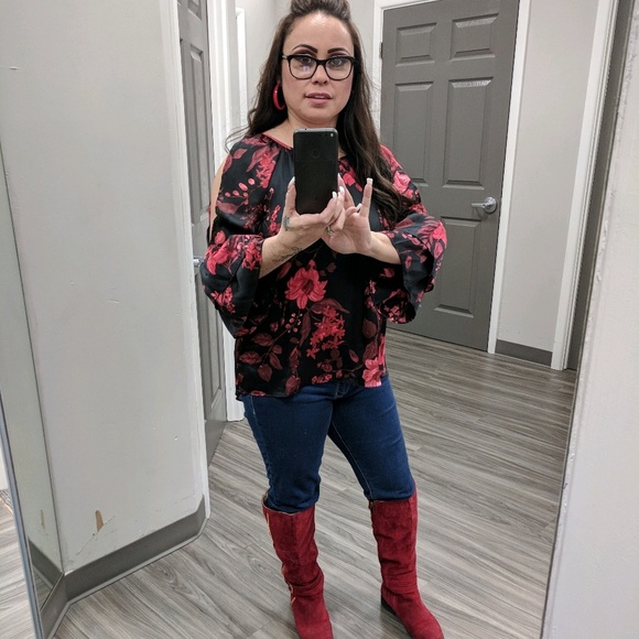 Profile Picture of Renee Onsurez (@reneeonsurez1) on Poshmark