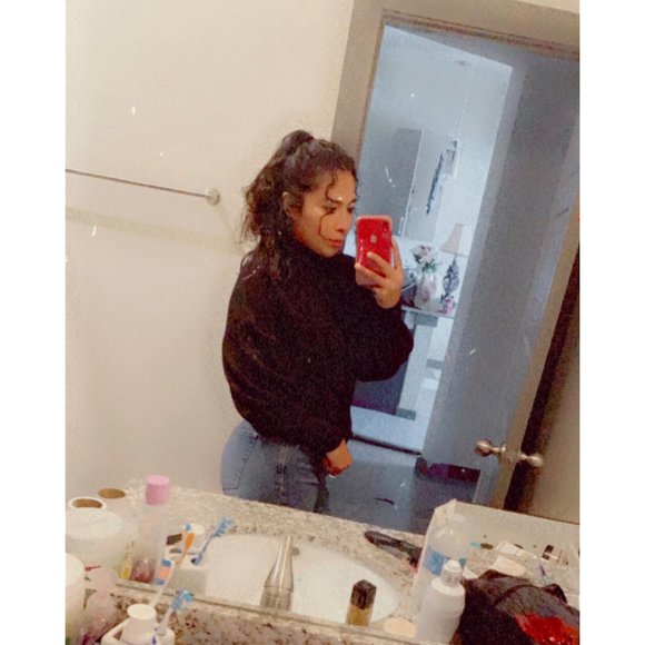 Profile Picture of Cynthia Delatorre (@cynthiadelatorr) on Poshmark