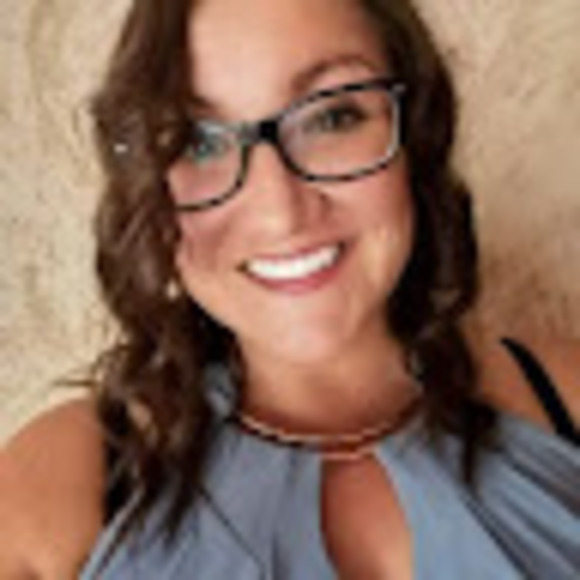 Profile Picture of Rébecca Pineault (@rpineault) on Poshmark