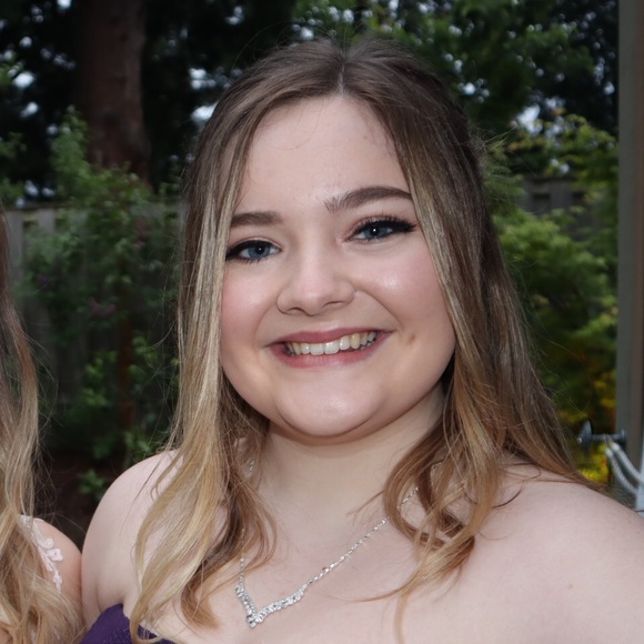 Profile Picture of Hannah Gloster (@hannah_gloster) on Poshmark