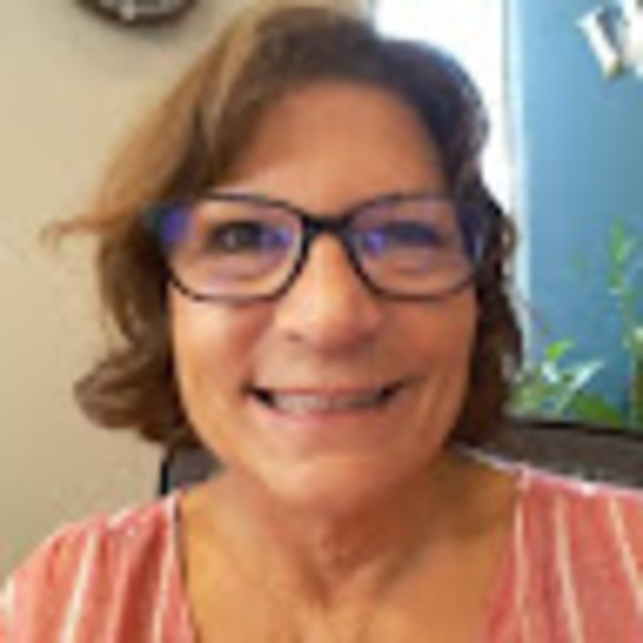 Profile Picture of Deb Teubert (@djteubert) on Poshmark