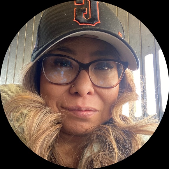 Profile Picture of Elva Elizarde (@ec_alesia) on Poshmark