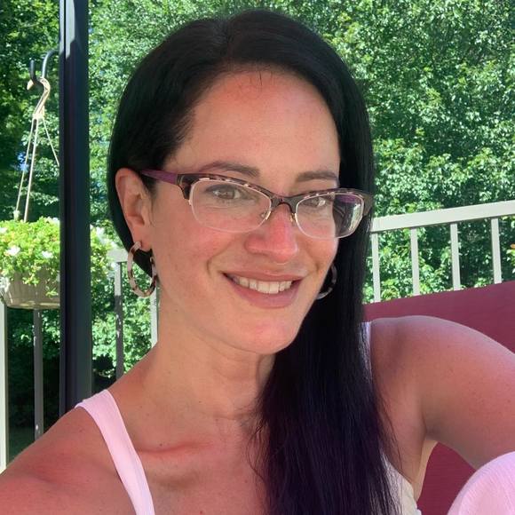 Profile Picture of Kerry Armet (@kerryarmet) on Poshmark