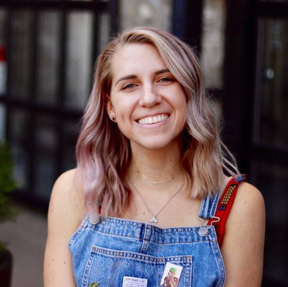 Profile Picture of Laura Whaling (@lwhaling) on Poshmark