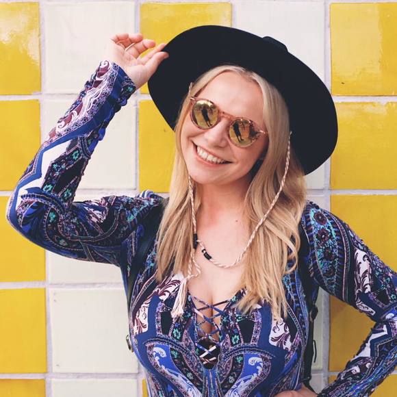 Profile Picture of Elizabeth Kayler (@lizabeffany) on Poshmark