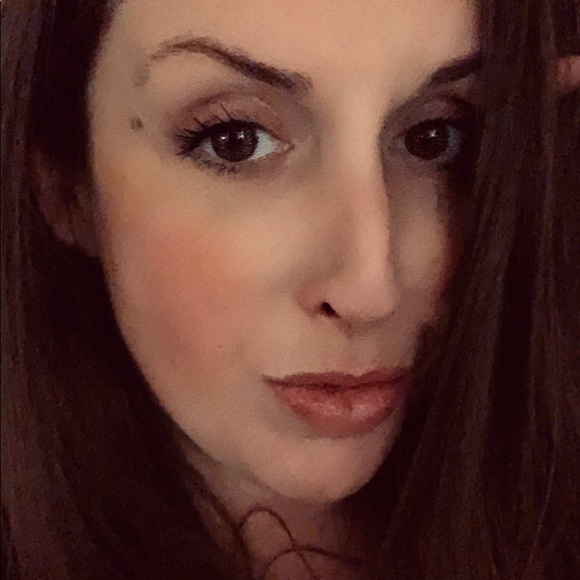 Profile Picture of Amber Santor (@santoram) on Poshmark