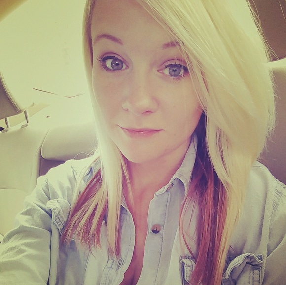 Profile Picture of Nikki Schultz (@kristinaschultz) on Poshmark
