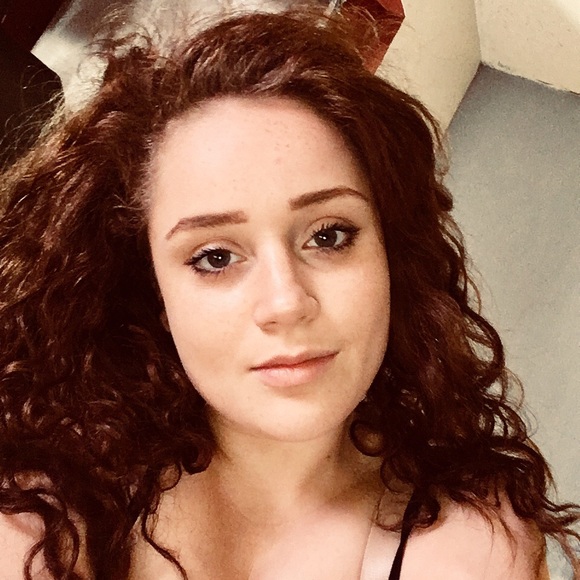 Profile Picture of Emily Spector (@emmiebabie357) on Poshmark