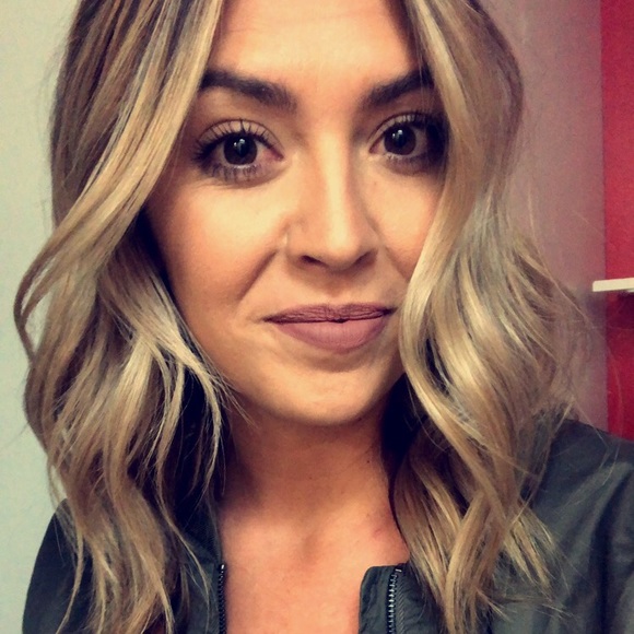 Profile Picture of Brittney Sweezey (@brittneyschwarz) on Poshmark